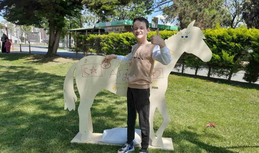 Fiziksel engeli bulunan 13 yaşındaki Emre Güler, Atla Terapi Merkezi’nde