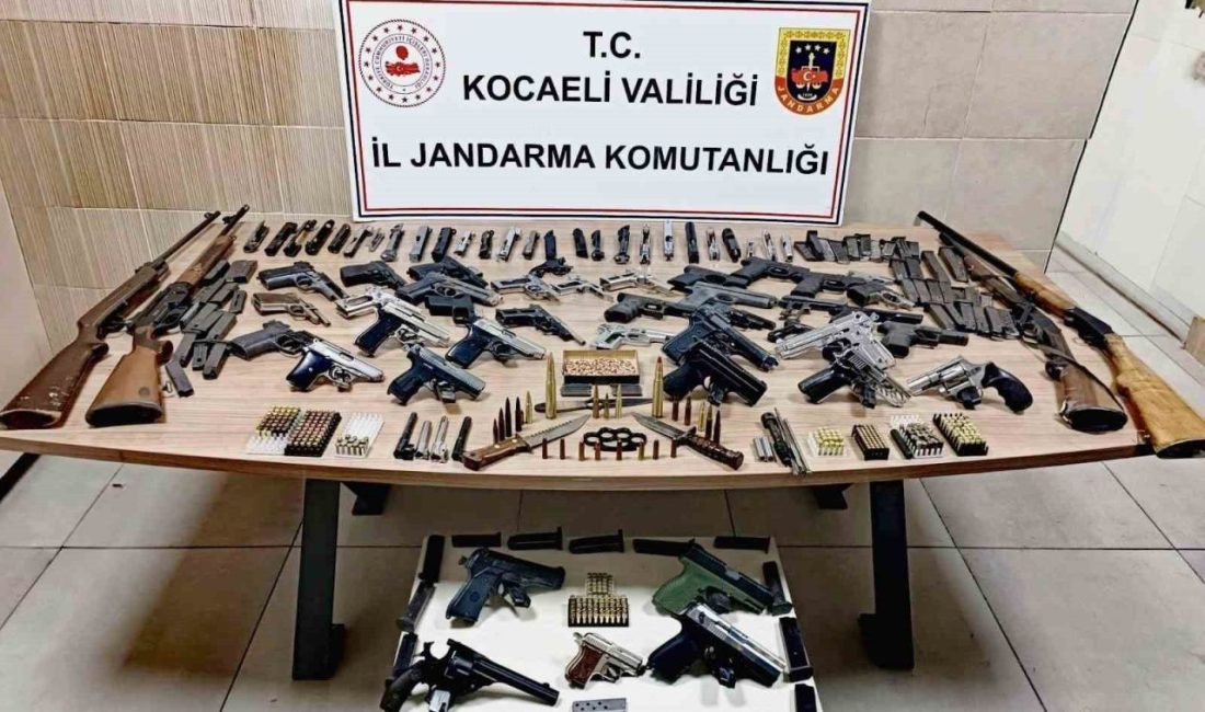 18 ruhsatsız tabanca ve av tüfeği ele geçirildi Kocaeli’nin Derince ilçesinde iş yeri ve ikamette yapılan operasyonda 18
