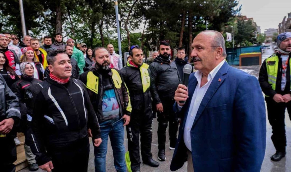 Türk bayrağını 19 Mayıs Atatürk’ü Anma Gençlik ve Spor Bayramı’nda