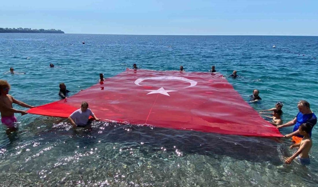 19 Mayıs’ı denizde dev Türk bayrağı açarak kutladılar Antalya’da 19 Mayıs Atatürk’ü Anma Gençlik ve Spor Bayramı nedeniyle