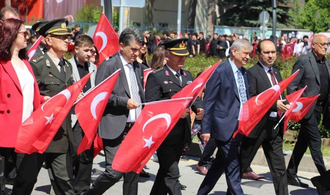 19 Mayıs’ta gözler gökyüzündeydi Bolu’da 19 Mayıs Atatürk’ü Anma, Gençlik ve Spor Bayramı etkinlikleri