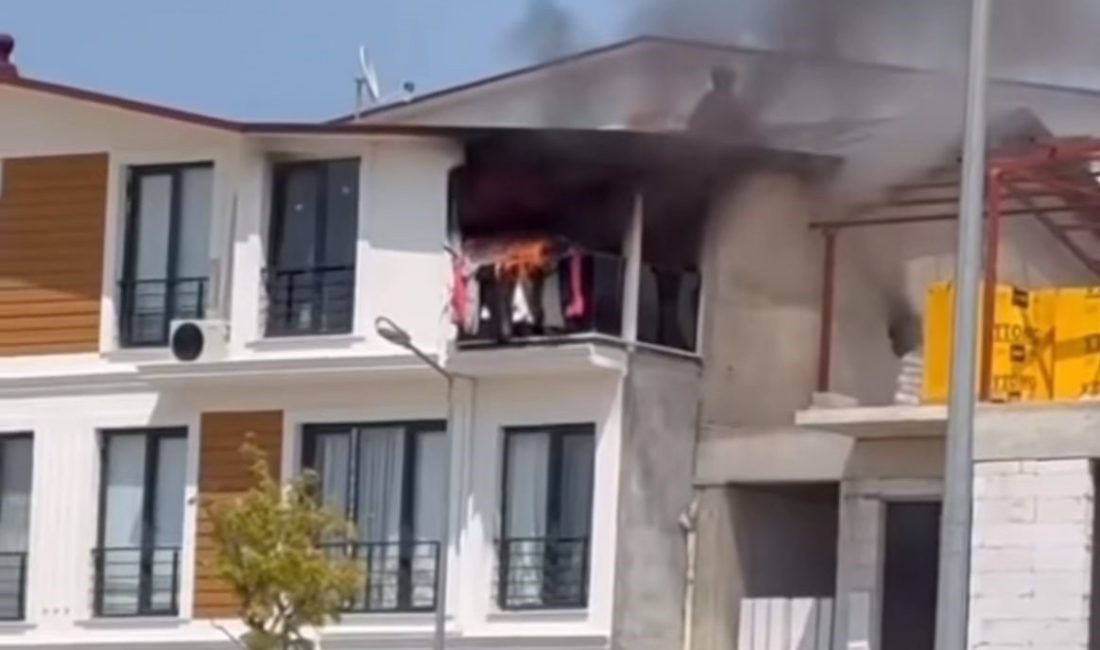 3 katlı binanın çatı katı alevlere teslim oldu Bursa’da 3 katlı bir evin çatısında yangın çıktı. Kısa sürede