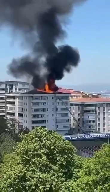 6 katlı binanı çatısı küle döndü Bursa’da 6 katlı binanın çatı katı, küle döndü. İtfaiye ekiplerinin