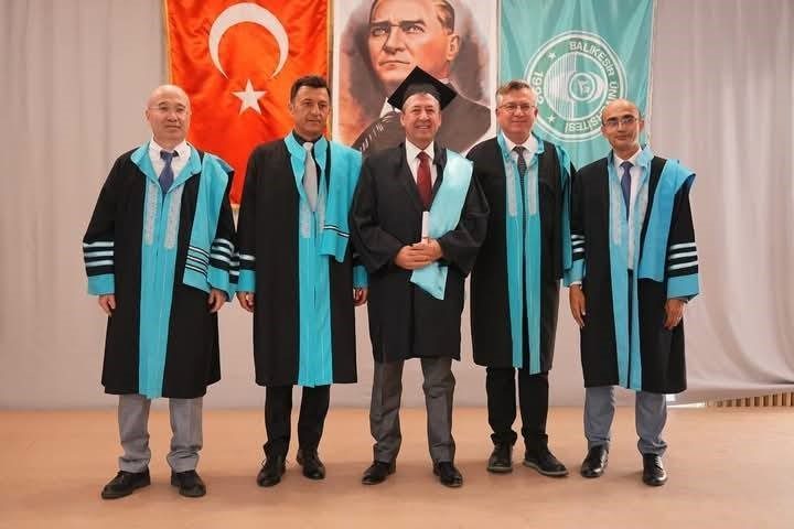 60 yaşında üniversite diploması sahibi oldu Balıkesir Üniversitesi Havran Meslek Yüksekokulu, 2025 yılı mezunlarını verirken, Burhaniye