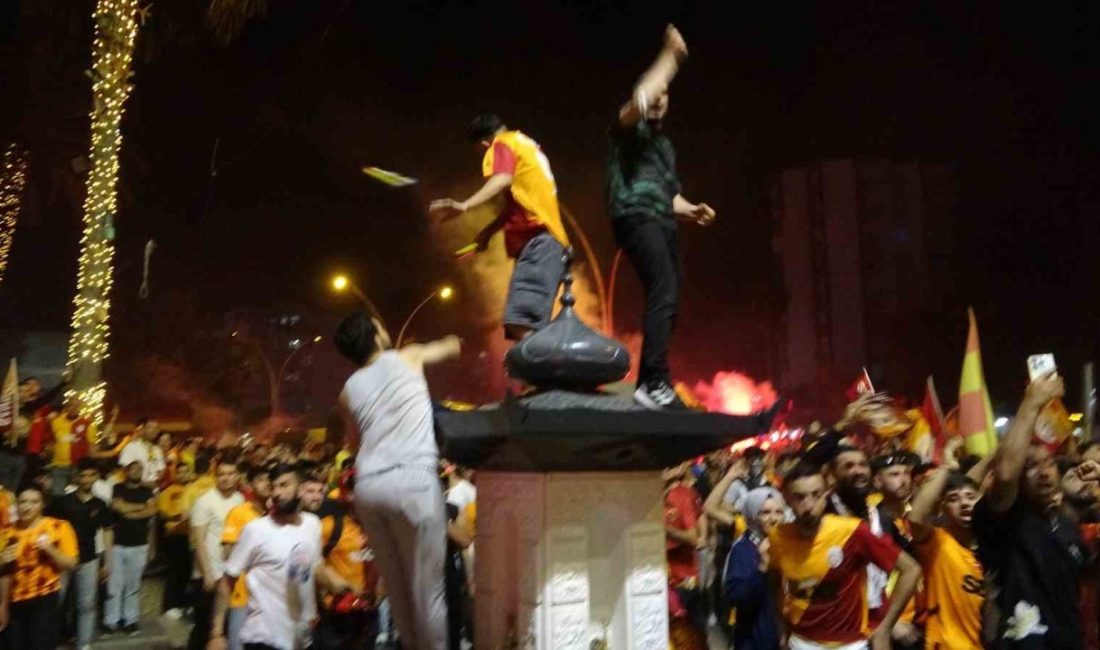 Adana’da şampiyonluk kutlamasında olay: Adana Demirspor taraftarları ile Galatasaraylılar birbirine girdi Adana’da Galatasaray taraftarları 25. şampiyonluğu kutladığı sırada Adana Demirspor taraftarı