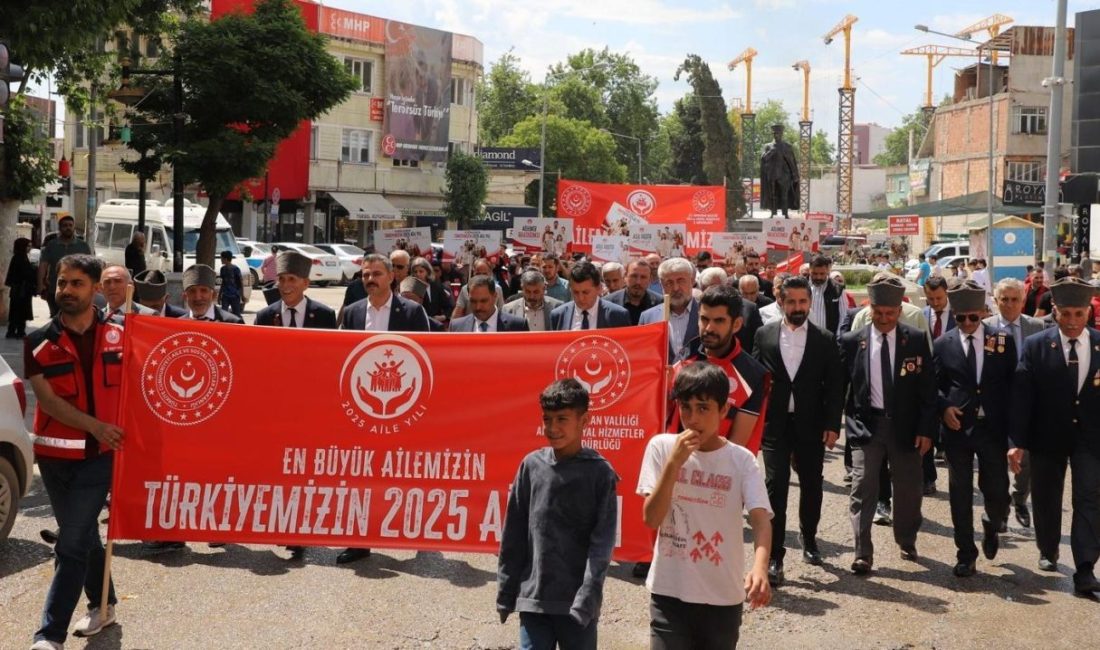 Adıyaman’da yüzlerce kişi ’aile’ için yürüdü Adıyaman’da 2025 Aile Yılı etkinlikleri çerçevesinde düzenlenen “Aile Haftası” yürüyüşüne