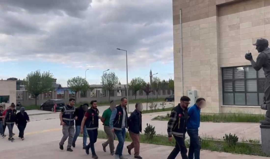 Afyonkarahisar’da fuhuş operasyonu: 4 kişi tutuklandı, 12 kadın kurtarıldı Afyonkarahisar’da polis tarafından gerçekleştirilen fuhuş operasyonunda ikisi ev hapsi olmak