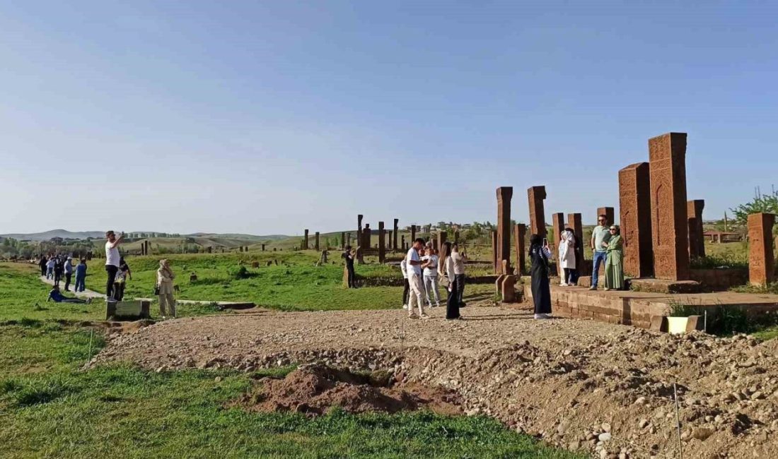 Ahlat’ta turizm sezonu hareketliliği: Selçuklu Meydan Mezarlığı ziyaretçi akınına uğruyor Bitlis’in Ahlat ilçesinde ilçesinde bulunan Selçuklu Meydan Mezarlığı ziyaretçi akınına