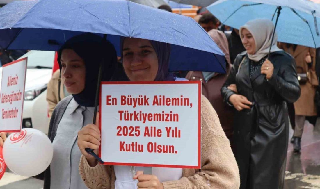 Aile Haftası’nda kortej yürüyüşü düzenlendi Ailenin toplumdaki yerine dikkat çekmek amacıyla düzenlenen kortej yürüyüşü, Aile