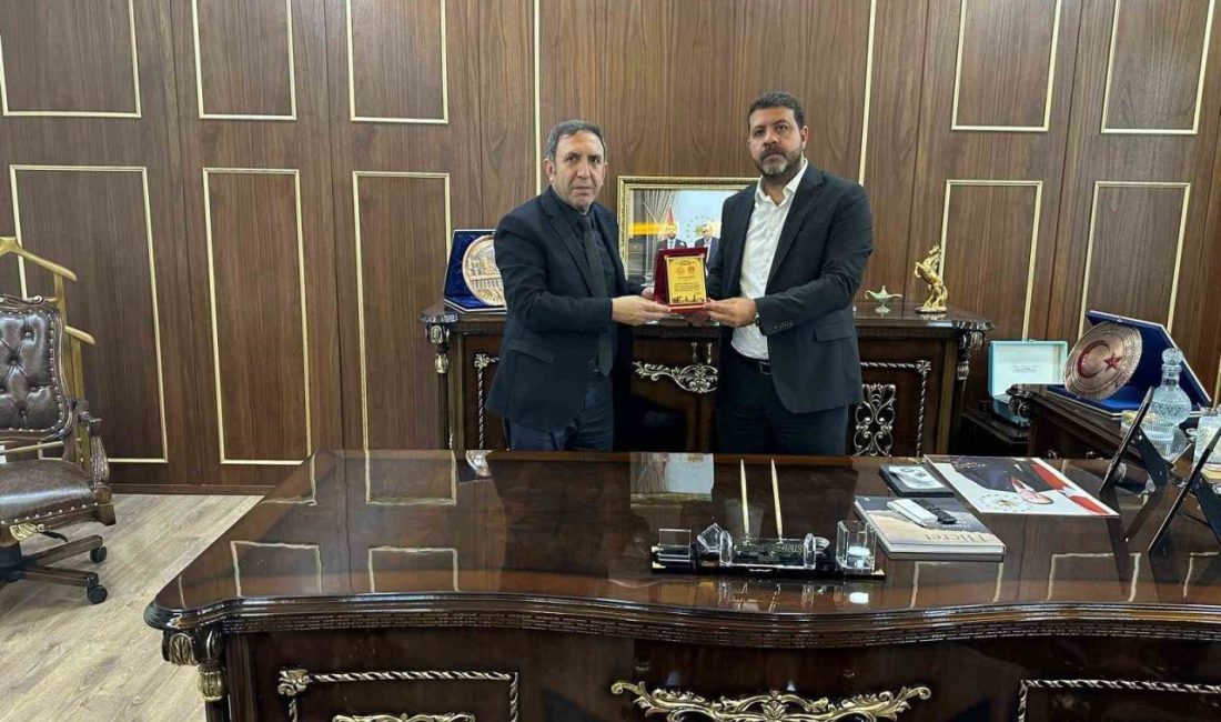 Aile ve Sosyal Politikalar İl Müdürü Polat’tan iş adamı Bozkuş’a teşekkür plaketi Diyarbakır Aile ve Sosyal Politikalar İl Müdürü Aydın Polat, desteklerinden