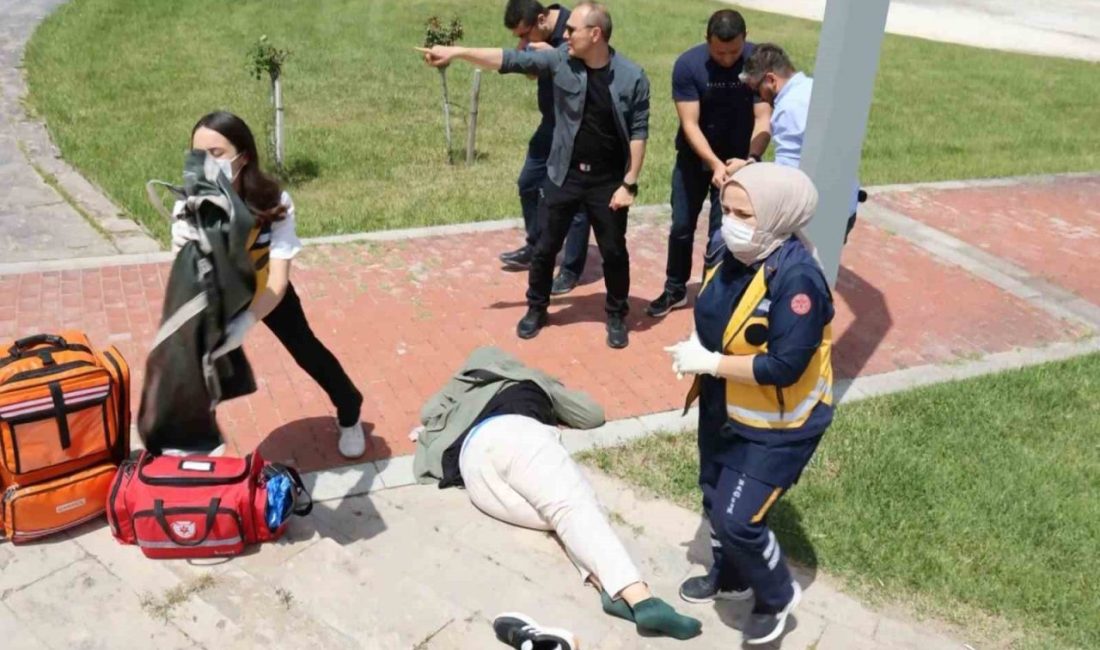 Aksaray’da 28 yaşındaki kadın tabancayla vurulmuş halde bulundu Aksaray’da 28 yaşındaki bir kadın parkta tabancayla vurulmuş halde bulundu.