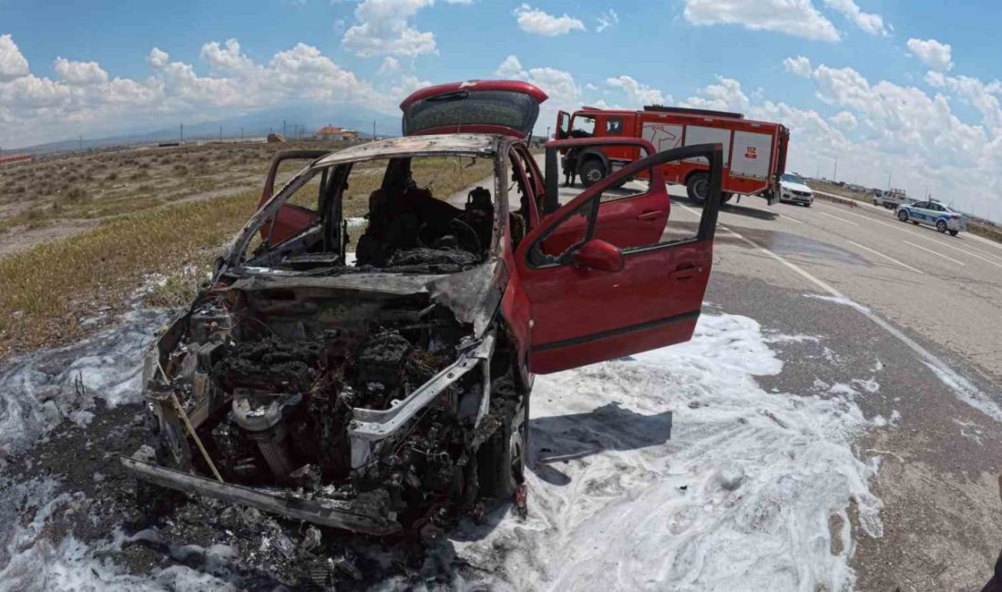 Aksaray’da seyir halindeyken aniden motorundan dumanlar çıkan otomobil yanarak hurdaya