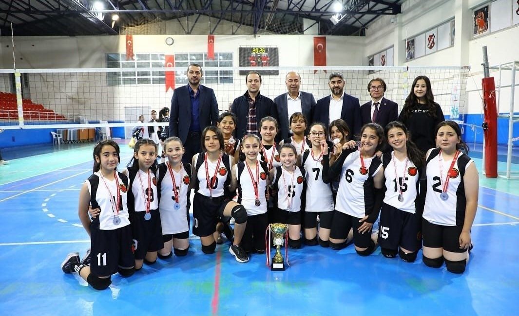 Alaca Belediyespor voleybol takımından büyük başarı Çorum’da düzenlenen Küçükler Voleybol Turnuvası’na ilk kez katılan Alaca Belediyespor