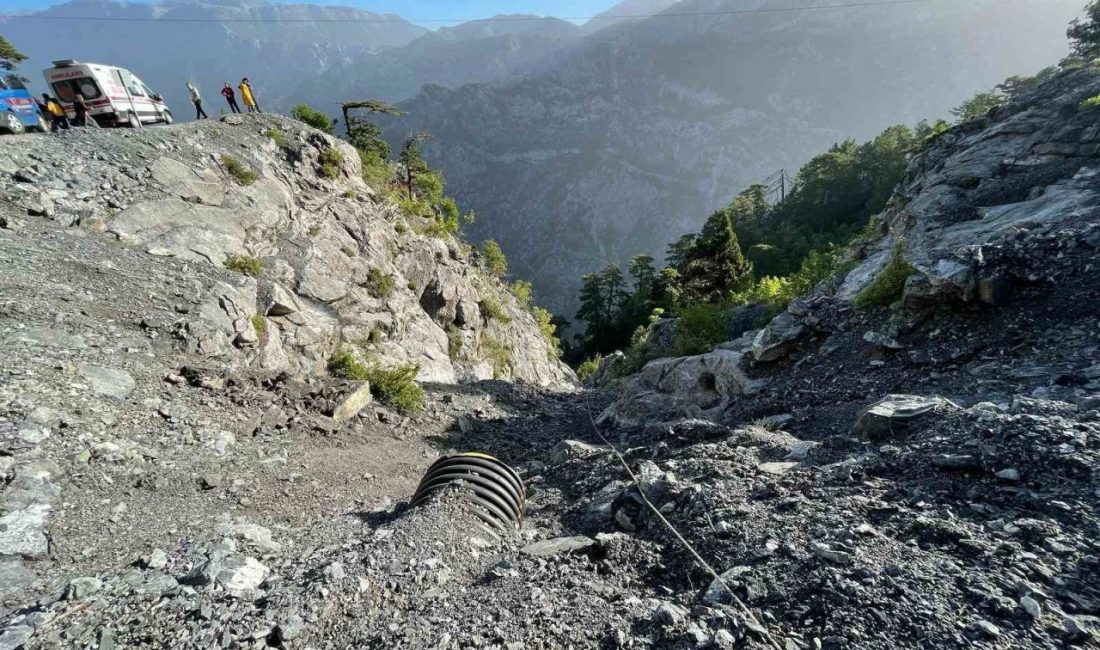 Alanya’da otomobil uçuruma yuvarlandı : 1 ölü Antalya’nın Alanya ilçesinde Kuşyuvası mevkiinde meydana gelen trafik kazasında, uçuruma