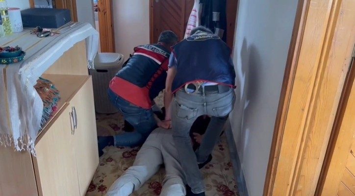 Alanya’da yasa dışı silah ve mühimmat operasyonu Antalya’nın Alanya ilçesinde jandarma ekiplerince düzenlenen operasyonda çok sayıda silah
