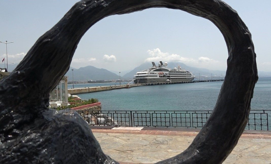 Alanya’ya kruvaziyerle 187 turist geldi Fransa bayraklı “L’austral” adlı lüks kruvaziyer yolcu gemisi, 187 yolcusuyla