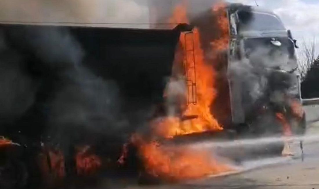 Uşak’ta park halindeyken alev alarak yanan tır kullanılamaz hale geldi.