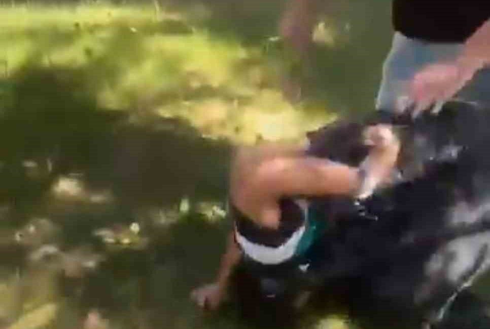 Alıkoydukları 12 yaşındaki çocuğu öldüresiye darbedip video kaydına aldılar Ankara’da husumetli oldukları kişinin 12 yaşındaki erkek kuzenini parkta alıkoyarak