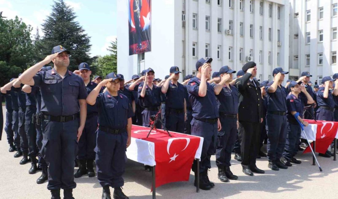 Ankara’da 52 özel gereksinimli genç ettikleri yeminle bir günlüğüne asker oldu Ankara İl Jandarma Komutanlığında bir araya gelen down sendromlu ve