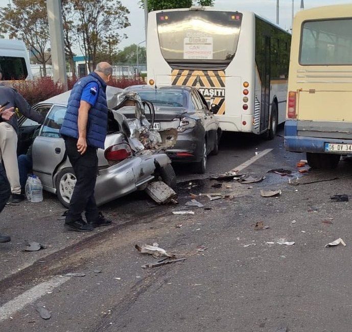 Ankara’da işçi servisi kırmızı ışıkta bekleyen araçlara çarptı: 14 yaralı Ankara’da kontrolden çıkan işçi servisinin kırmızı ışıkta bekleyen araçlara çarpması