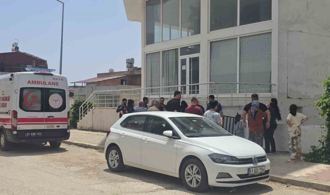 Gaziantep’te bir evin havalandırma boşluğunda yakılan ateş kapıyı tutuşturdu. Meydana