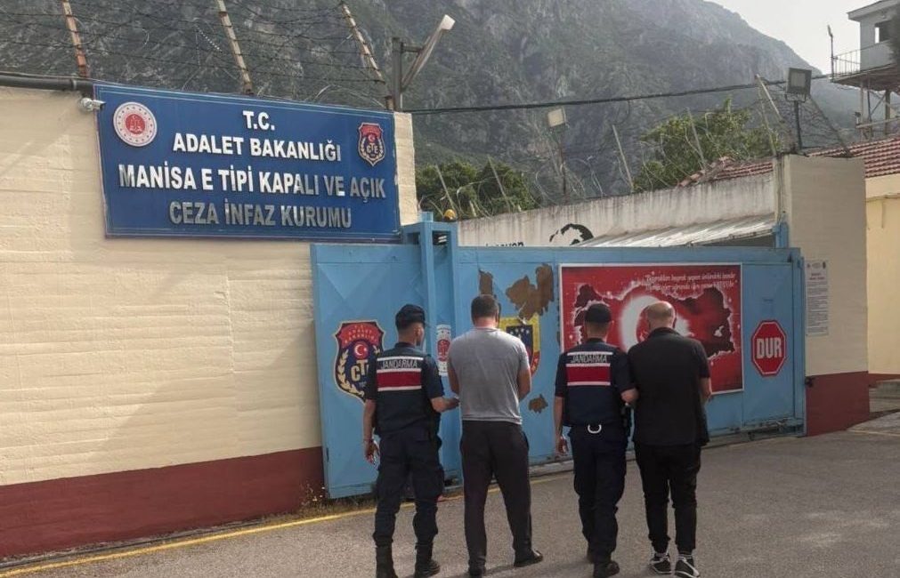 Aranan iki hükümlü Turgutlu’da yakalandı Manisa’nın Turgutlu ilçesinde jandarma ekiplerinin düzenlediği operasyonda, haklarında kesinleşmiş hapis