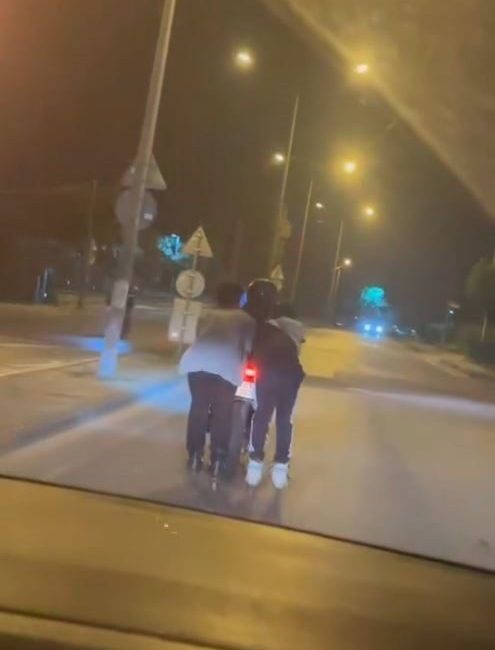 İstanbul’un Arnavutköy ilçesinde motosikletin arkasına tutunarak ilerleyen 2 patenciden birisi,
