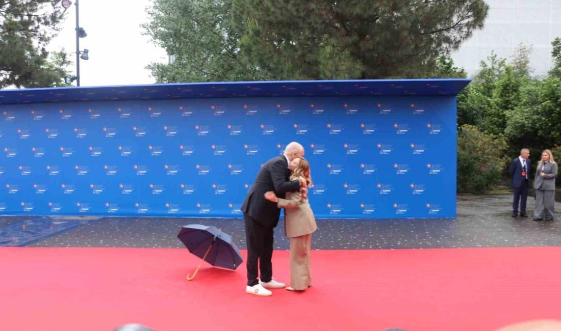 Arnavutluk Başbakanı Rama, İtalya Başbakanı Meloni’yi önünde diz çökerek karşıladı Arnavutluk Başbakanı Edi Rama, ülkesinin ev sahipliği yaptığı Avrupa Siyasi