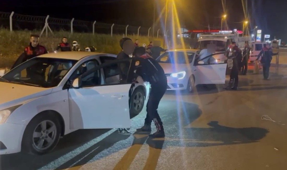 Asayiş uygulamasında ruhsatsız 4 tabanca ele geçirildi Adıyaman’ın Kahta ilçesinde yapılan asayiş uygulamasında ruhsatsız tabancalar ele geçirildi.