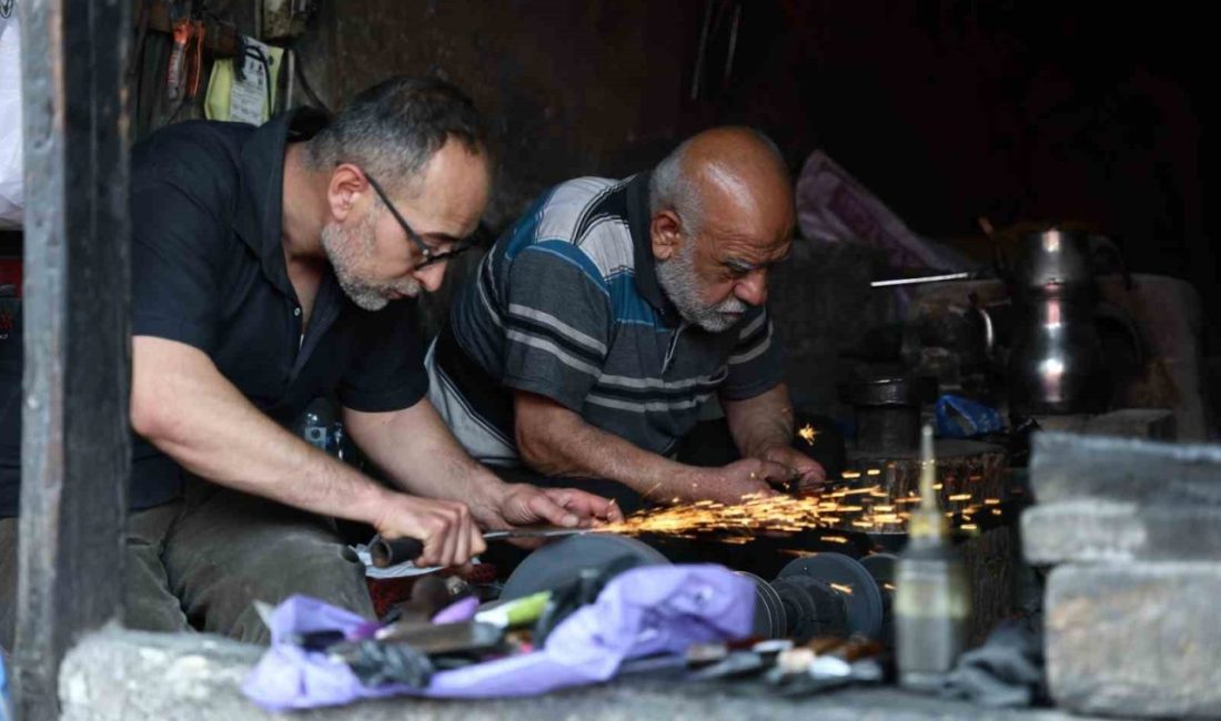 Asırlık dükkânda baba-oğulun bıçak mesaisi Kahramanmaraş’ta Kurban Bayramı’na sayılı günler kala bıçak ustaları taleplere yetişebilmek