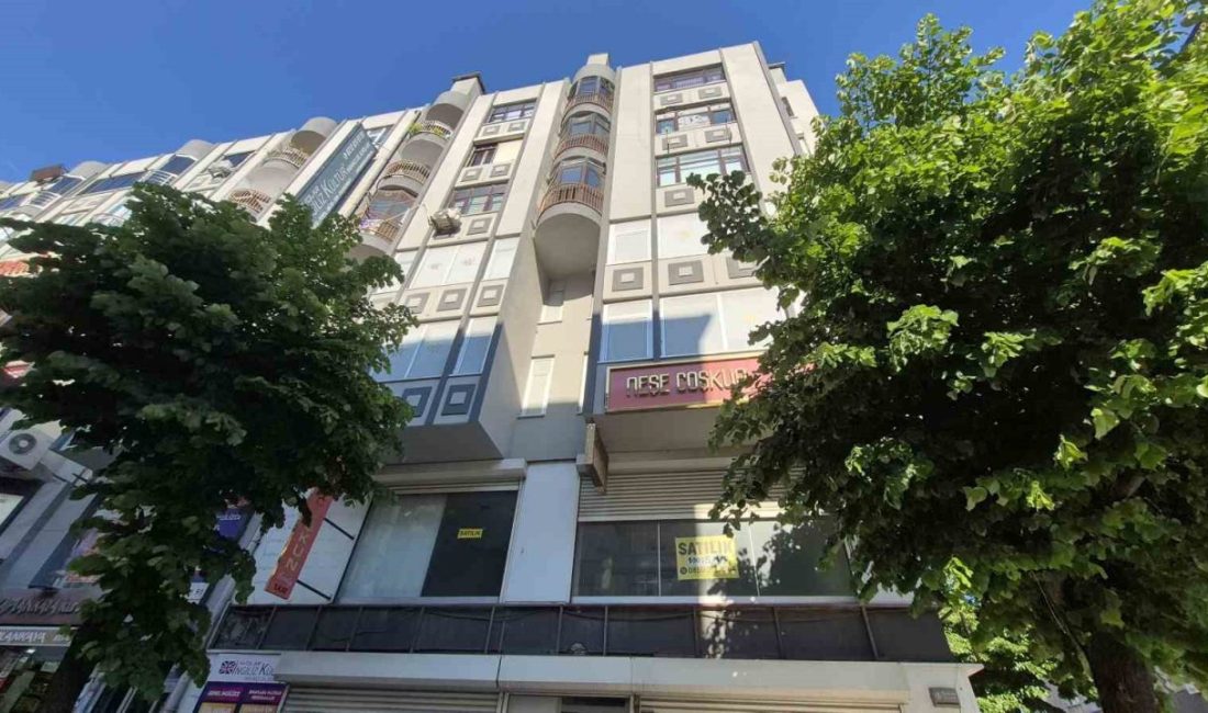 İstanbul Avcılar’da bir binadan kopan beton parçaları, o sırada caddede