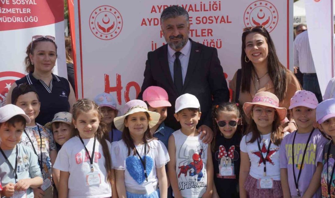 Aydın’da Aile Yılı kortej yürüyüşü yapıldı Aydın’ın Efeler ilçesinde Aile Yılı kapsamında kortej yürüyüşü gerçekleştirilirken, Atatürk