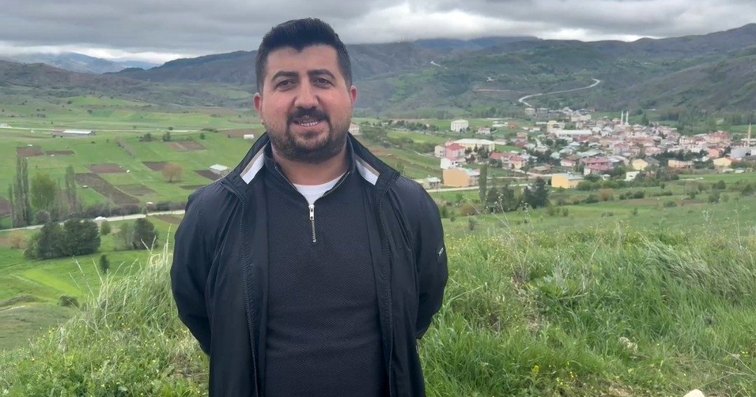 Sivas’ın Hafik ilçesinde yol kenarında fark ettiği ayıyı görüntülemek isteyen