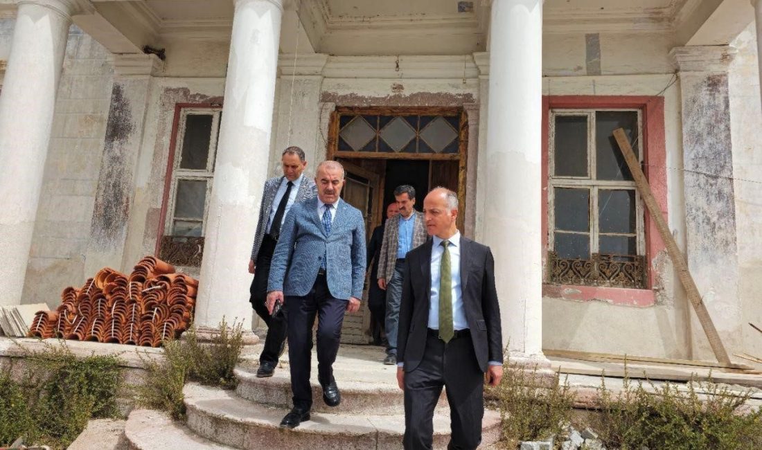 Ayvalık’ta Tarihi Kız Meslek Lisesi’nin restorasyonu sürüyor Ayvalık’ta tarihi Kız Meslek Lisesi’nin yeniden kullanıma açılması için hummalı