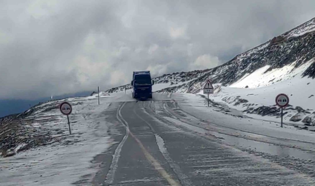 Van-Bahçesaray kara yolunda kar yağışı ve sis etkili oldu. Van’da