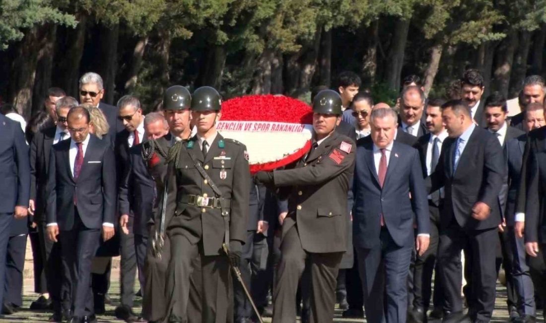 Bakan Bak, gençler ve sporcularla Anıtkabir’i ziyaret etti Gençlik ve Spor Bakanı Osman Aşkın Bak, 19 Mayıs Atatürk’ü