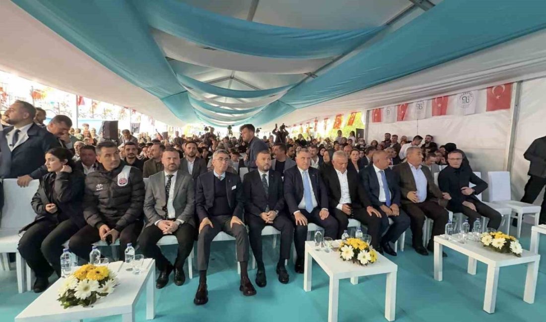 Bakan Bak: “Türkiye’de son 23 yılda spor tesisleri devrimi yaşanmaktadır” Arnavutköy Belediyesi tarafından yapımı tamamlanan 2 kapalı yüzme havuzu ve