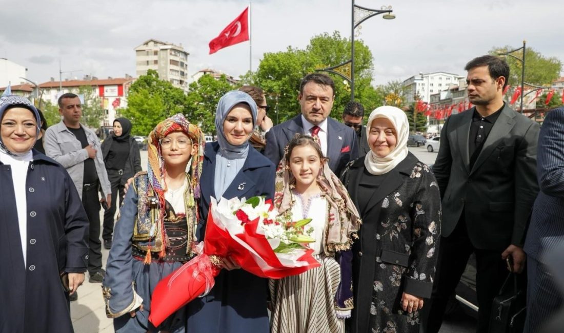 Bakan Göktaş, Kütahya’da temaslarda bulundu Aile ve Sosyal Hizmetler Bakanı Mahinur Özdemir Göktaş, çeşitli ziyaretlerde