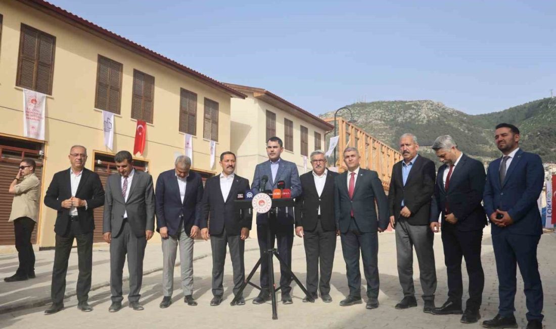 Hatay’da şantiye alanında incelemelerde bulunan Çevre Şehircilik ve İklim Değişikliği