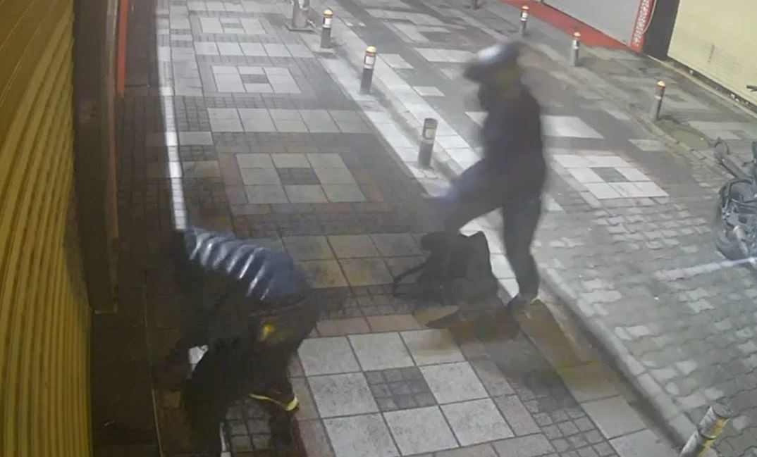 Bakırköy’de sabaha karşı gözlerine kestirdikleri kuyumcu dükkanının kepenk kilidini kırarak,