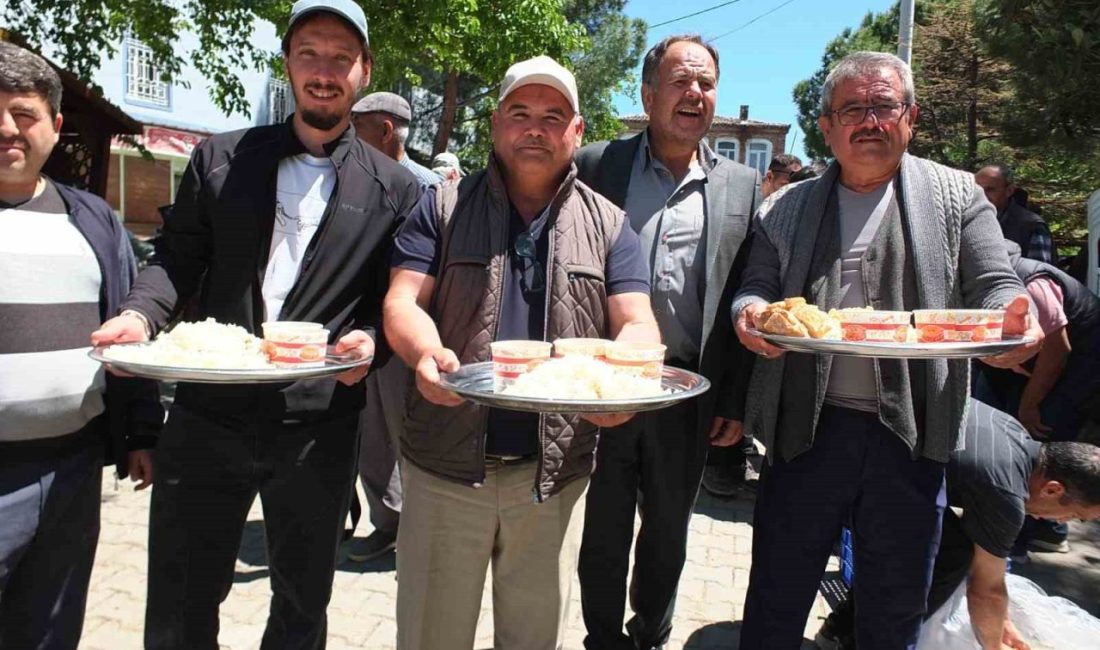 Burhaniye ilçesinde, geleneksel çiftçi hayırları devam ederken, kırsal Bahadınlı Mahallesinde