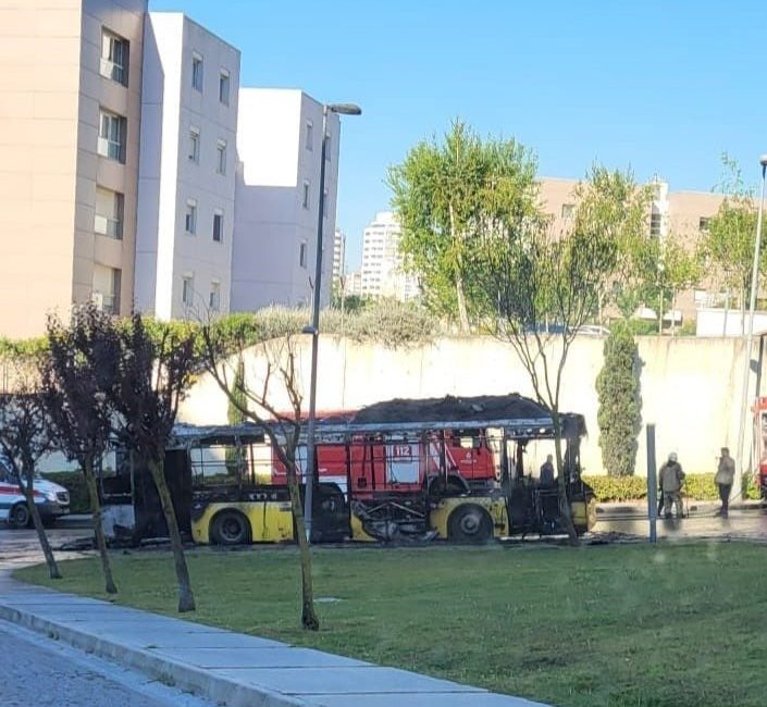 Başakşehir’de İETT otobüsü alev alev yandı Başakşehir’de seyir halindeki İETT otobüsünde yangın çıktı. Alev alev yanan