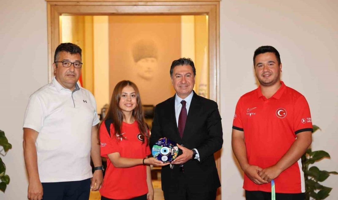 Muğla Büyükşehir Belediyesi Spor Kulübü’nün milli okçuları Hazal Burun ve
