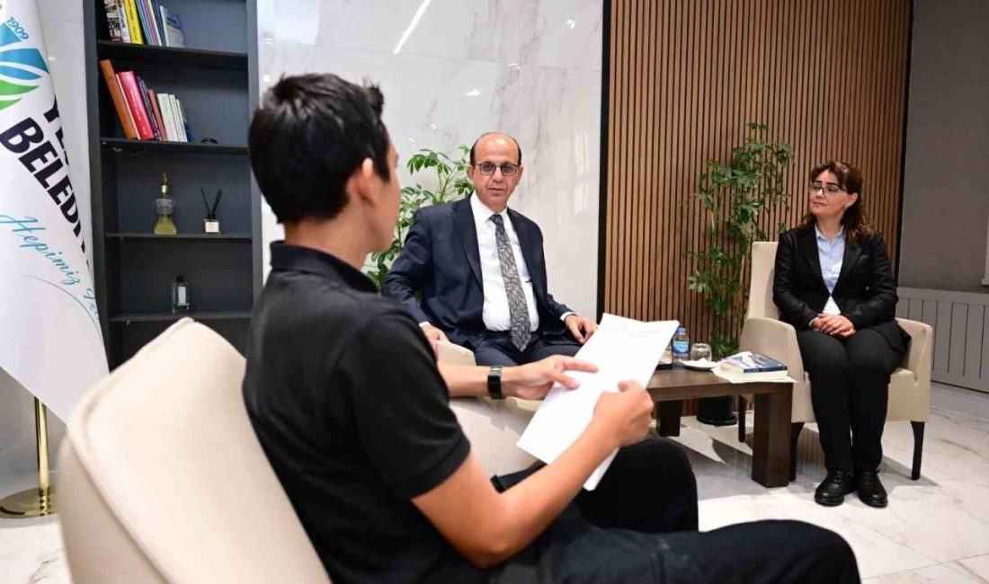 Başkan Geçit: “Hayatımın merkezinde çalışmak var” Yeşilyurt Belediye Başkanı Prof. Dr. İlhan Geçit, Kernek Anadolu Lisesi