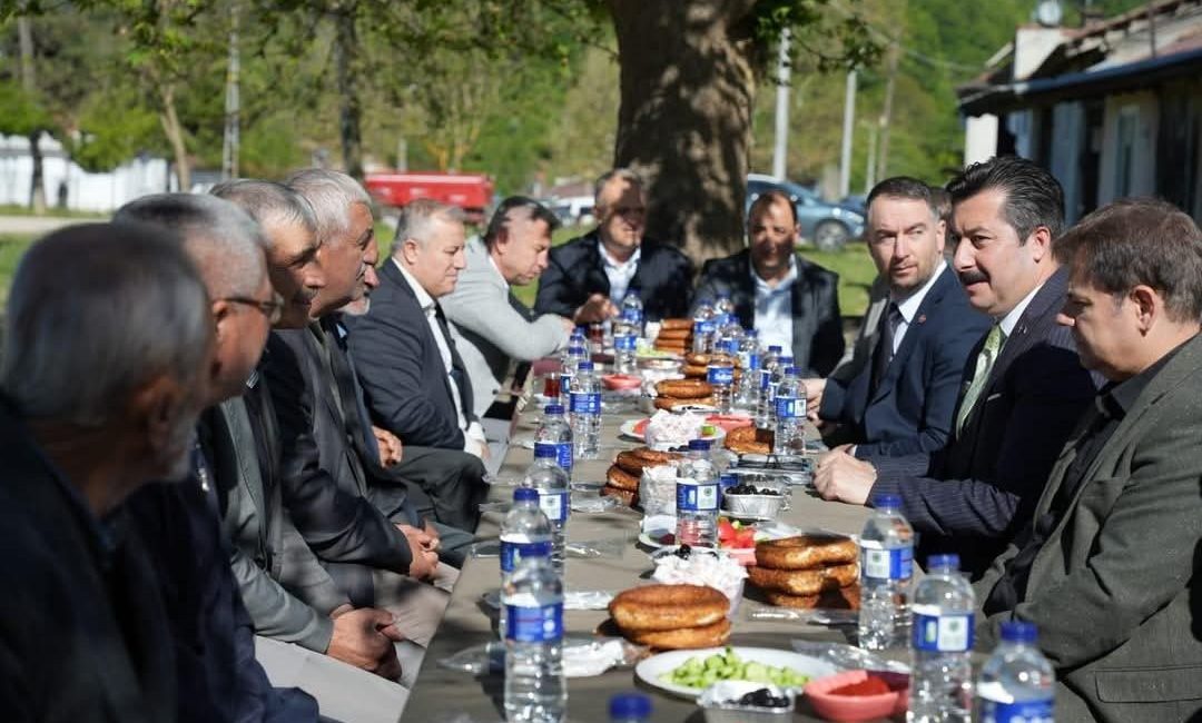 Başkan Özel: “Her şey Yenişehir halkı için” Yenişehir Belediye Başkanı Ercan Özel ilçeye bağlı 71 mahallede vatandaşlarla