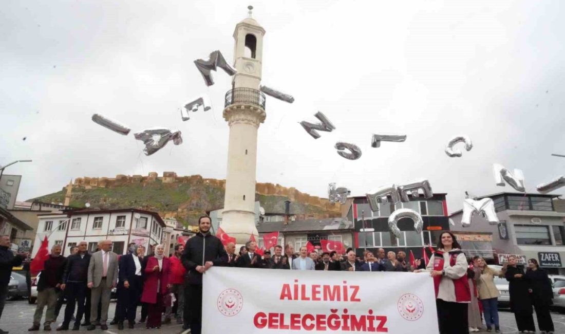 Bayburt’ta ’Ailemiz Geleceğimiz’ yazılı balonlar gökyüzüne bırakıldı Ailenin korunması, güçlendirilmesi, karşı karşıya kaldığı risklerin azaltılması, sosyal kalkınmayı
