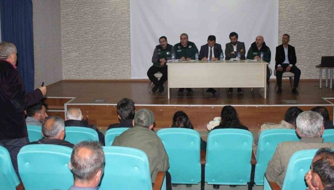 Bayburt’ta çiftçilerin talepleri toplantıda dinlendi Tarım arazilerinin sulanması sırasında meydana gelen problemlerin çözüme kavuşturulması, çiftçilerin