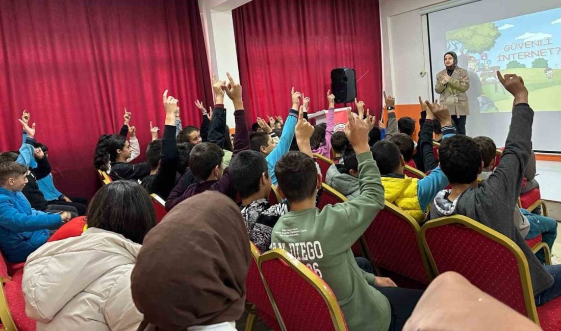Bayburt’ta öğrenciler güvenli internet kullanımı hakkında bilgilendirildi Bayburt’ta öğrencilere, ’Güvenli İnternet, Güvenli ve Bilinçli İnternet Kullanımı’ konusunda