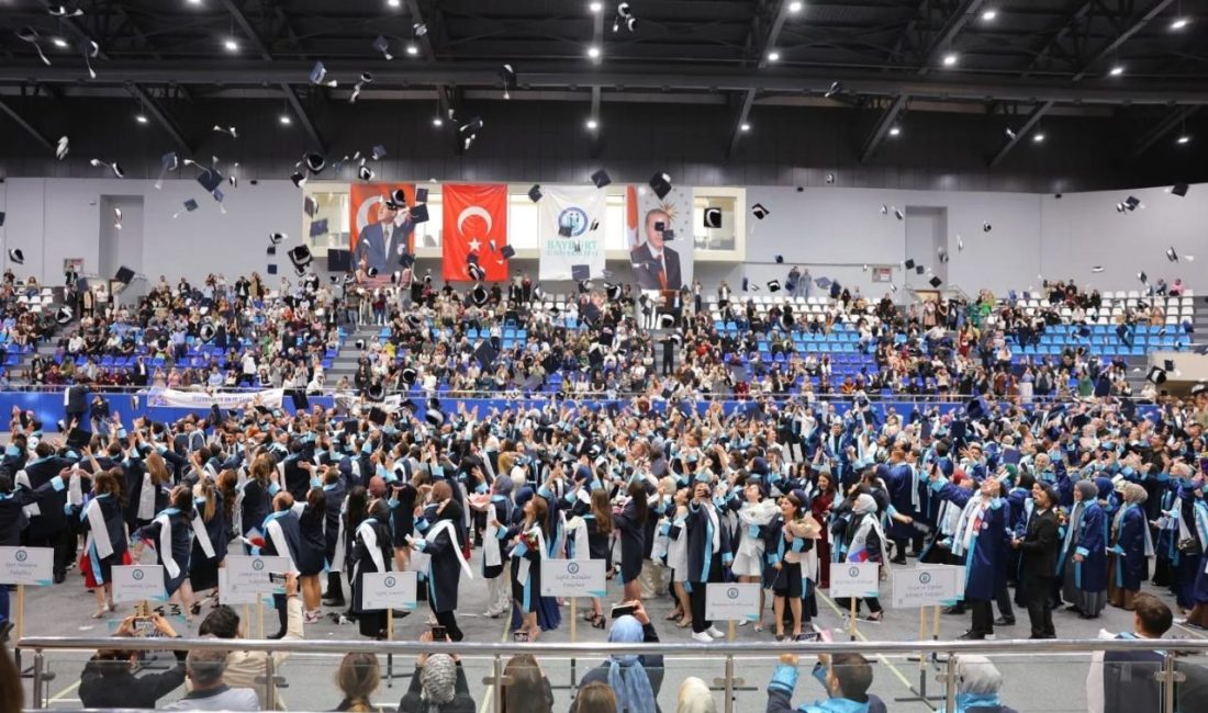 Bayburt’ta üniversite öğrencileri mezuniyet heyecanı yaşadı Bayburt Üniversitesinde 2024-2025 akademik yılı mezuniyet töreni düzenlendi. Öğrenciler, mezun