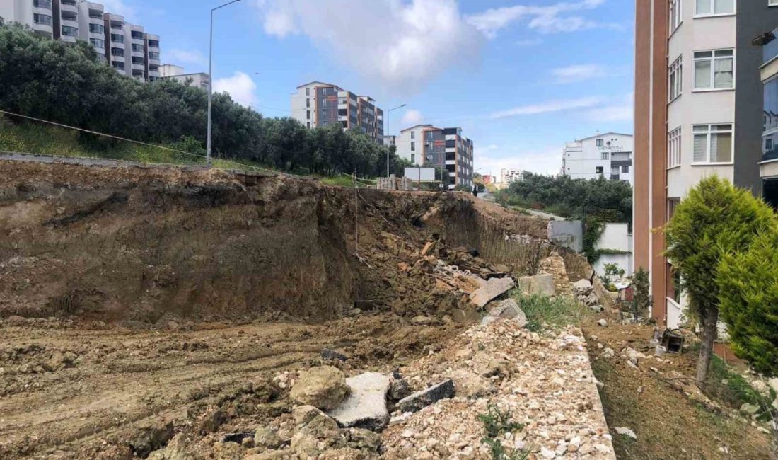 Belediyenin hafriyat aldığı yerde yol çöktü Bursa’nın Gemlik ilçesinde belediyenin hafriyat aldığı bölgede, yol çöktü. Yolun